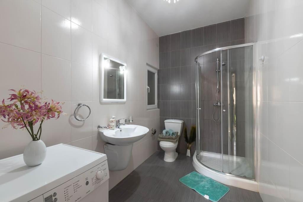 Modern Apt. Close To The Square St. Paul's Bay Exterior photo